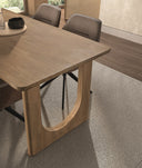 Mesa de comedor rectangular de madera maciza natural con base de arco calado, 180 x 90 cm en ambiente decorado