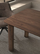 Mesa de comedor rectangular de chapa de roble natural y patas de madera maciza en ambiente decorado (2)