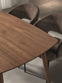 Mesa de comedor de chapa de roble natural y patas de madera, 140 x 90 cm en ambiente decorado (2)