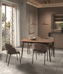 Mesa de comedor de chapa de roble natural y patas de madera, 140 x 90 cm en ambiente decorado
