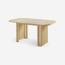 Mesa de comedor rectangular de chapa de roble natural y patas de madera sobre fondo gris de estudio