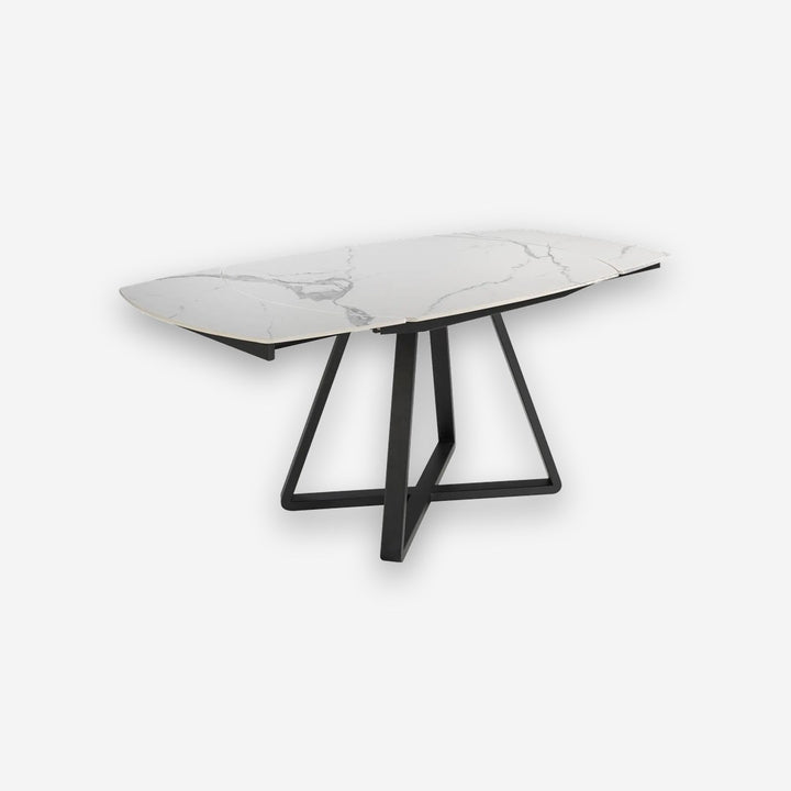 Mesa comedor extensible ovalada barril mármol porcelánico y acero negro sobre fondo gris de estudio