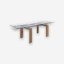 Mesa comedor extensible rectangular cristal templado y nogal sobre fondo gris de estudio