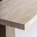 Mesa de bar de madera de roble y travertino en color marrón – detalle