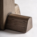 Mesa de bar de madera de roble y travertino en color marrón – detalle