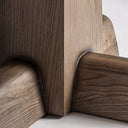Mesa de bar de madera de roble y travertino en color marrón – detalle