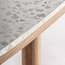 Mesa de bar de terrazo y acero inoxidable en color blanco – detalle