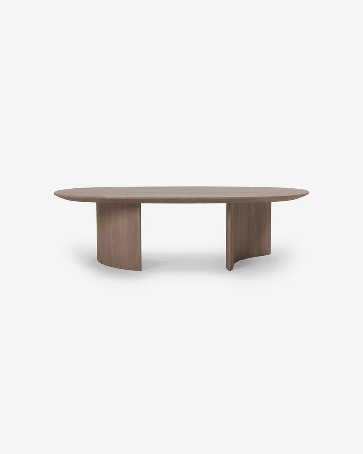 Mesa de centro Brisa en nogal sobre fondo gris de estudio
