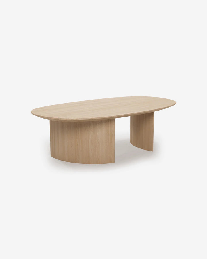 Mesa de centro Brisa en roble sobre fondo gris de estudio