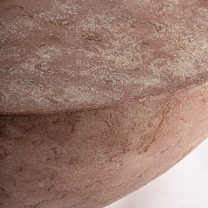 Mesa de centro de cemento en color terracota envejecido – detalle