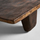 Mesa de centro de madera de teca en color marrón envejecido – detalle