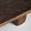 Mesa de centro de madera de teca en color marrón envejecido – detalle