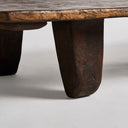 Mesa de centro de madera de teca en color marrón envejecido – detalle