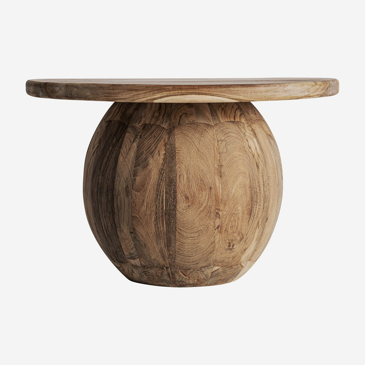 Mesa de centro de madera de teca reciclada en color marrón claro con base esférica