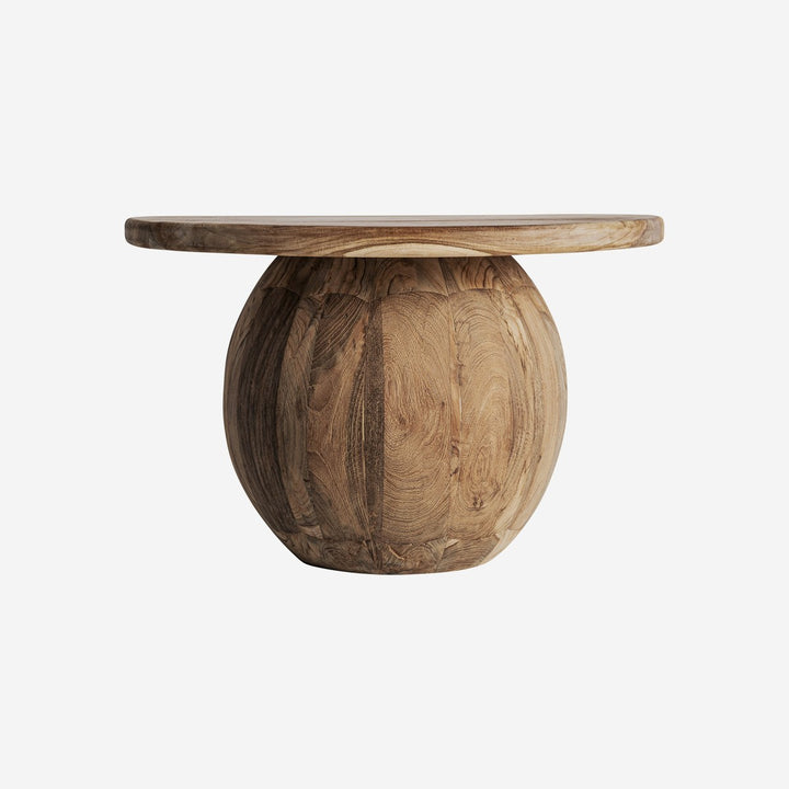 Mesa de centro de madera de teca reciclada en color marrón claro con base esférica