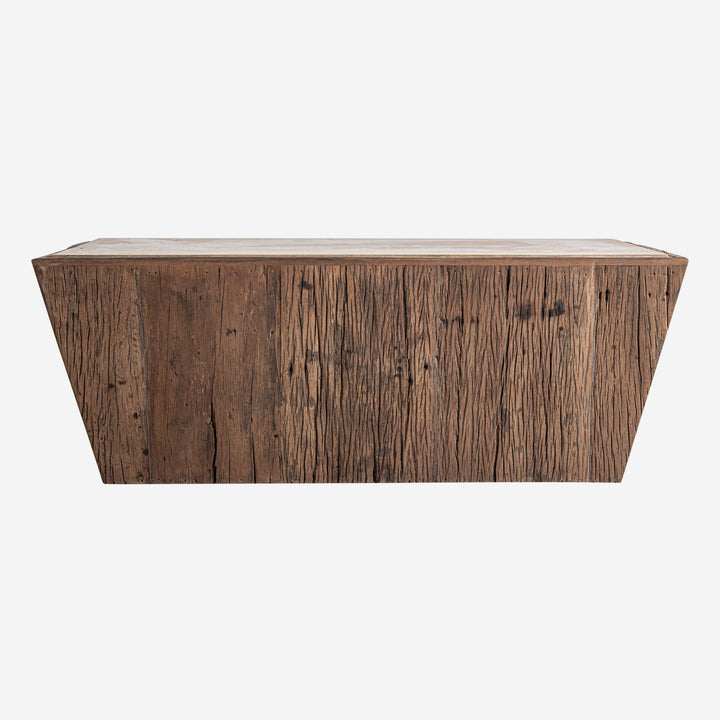 Mesa de centro de madera recuperada y travertino en color marrón envejecido