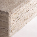 Mesa de centro de travertino en color beige mate – detalle