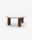 Mesa de centro Vilma en madera y microcemento sobre fondo gris de estudio