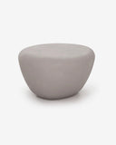 Mesa de centro Oasis gris en microcemento sobre fondo gris de estudio