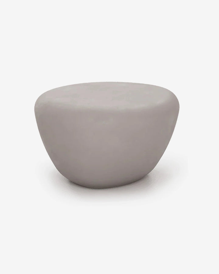 Mesa de centro Oasis gris en microcemento sobre fondo gris de estudio