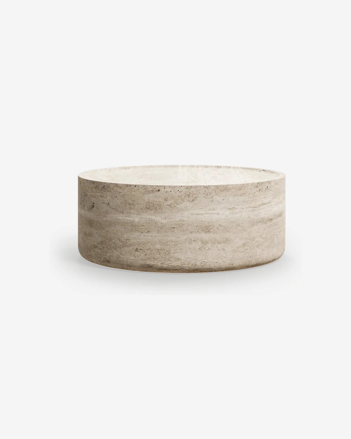 Mesa de centro Tivoli en mármol travertino y fibra de vidrio sobre fondo gris de estudio