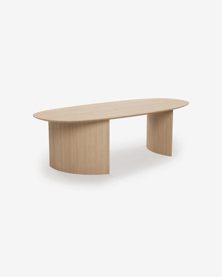 Mesa de comedor Brisa en roble sobre fondo gris de estudio