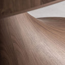 Mesa de comedor de chapa de nogal y MDF en color marrón natural – detalle