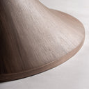 Mesa de comedor de chapa de nogal y MDF en color marrón natural – detalle