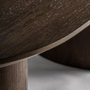 Mesa de comedor de chapa de roble en color marrón teñido – detalle