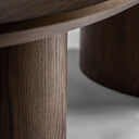 Mesa de comedor de chapa de roble en color marrón teñido – detalle