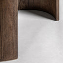Mesa de comedor de chapa de roble en color marrón teñido – detalle