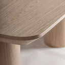 Mesa de comedor de chapa de roble y madera contrachapada en color beige – detalle