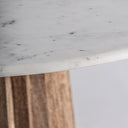 Mesa de comedor de líneas contemporáneas – detalle