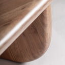 Mesa de comedor de madera de acacia en color marrón – detalle