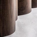 Mesa de comedor de madera de acacia en color marrón natural – detalle