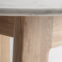 Mesa de comedor de madera de roble y mármol en color marrón – detalle