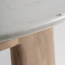Mesa de comedor de madera de roble y mármol en color marrón – detalle