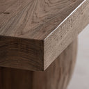 Mesa de comedor de madera de teca reciclada en color marrón envejecido – detalle