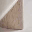 Mesa de comedor de travertino en color blanco roto – detalle