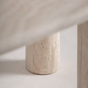 Mesa de comedor de travertino en color blanco roto – detalle