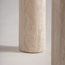 Mesa de comedor de travertino en color blanco roto – detalle