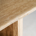 Mesa de comedor de travertino en color marrón claro 240 x 100 x 75 cm – detalle