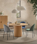 Mesa de comedor redonda de madera natural, 75 cm de alto en ambiente decorado
