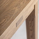 Mesa de comedor extensible de madera de fresno en color marrón claro 180 x 90 x 78 cm – detalle
