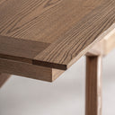 Mesa de comedor extensible de madera de fresno en color marrón claro 220 x 100 x 78 cm – detalle
