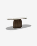 Mesa de comedor Kaia gris en nogal y mármol travertino sobre fondo gris de estudio