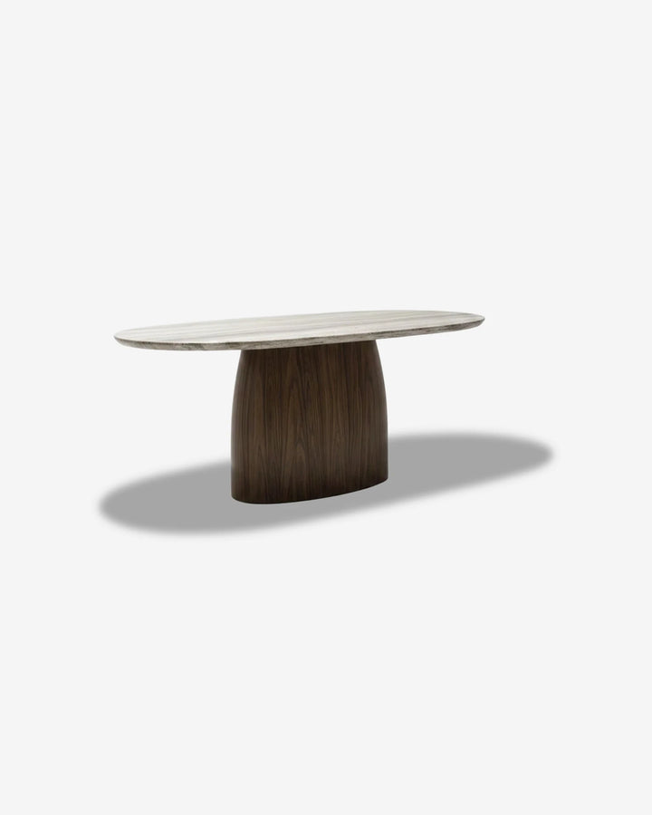 Mesa de comedor Kaia gris en nogal y mármol travertino sobre fondo gris de estudio