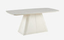 Mesa de comedor en laminado de mármol con base beige sobre fondo gris de estudio