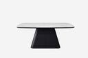 Mesa de comedor en laminado de mármol, vista lateral sobre fondo gris de estudio