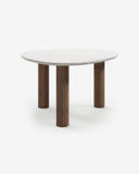Mesa de comedor Vilma en nogal y microcemento sobre fondo gris de estudio